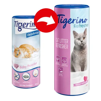 Dve embalaži Tigerino: levo 'Deodoriser Baby Powder', desno 'Refresher Cat Litter Refresher with baby powder scent', obe 700 g. Vidna mačka in ikone za osvežitev mačjega peska.