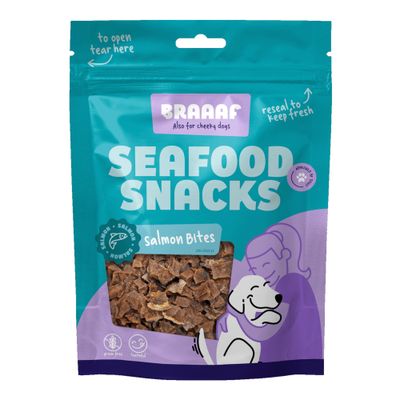 BRAAAF Seafood Snacks Salmon Bites, bez zbóż, opakowanie z możliwością wielokrotnego zamykania, ilustracja psa i osoby, napis: Także dla psotnych psów, zatwierdzone przez zwierzęta.