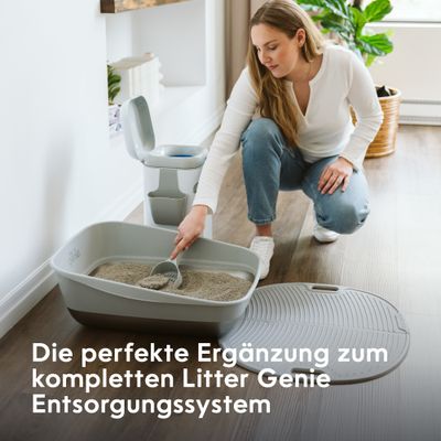 Egy nő tisztítja a macskaalmot egy lapáttal, mellette a Litter Genie hulladékkezelő rendszer. Szöveg: A tökéletes kiegészítő a teljes Litter Genie hulladékkezelő rendszerhez.