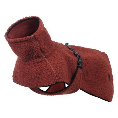 Une figurine de chien noire porte un manteau pour chien en polaire marron avec un col montant et une fermeture latérale.