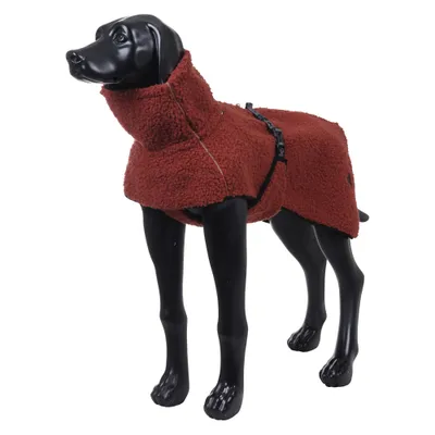 Une figurine de chien noire porte un manteau pour chien en polaire marron avec un col montant et une fermeture latérale. Une figurine de chien noire porte un manteau pour chien en polaire marron avec un col montant et une fermeture latérale.