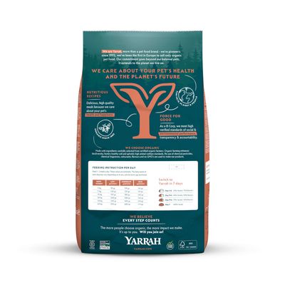 Yarrah, istruzioni di alimentazione giornaliera in inglese con tabella dosi per peso e attività del cane, guida cambio a Yarrah in 7 giorni, claim su salute animale e sostenibilità.