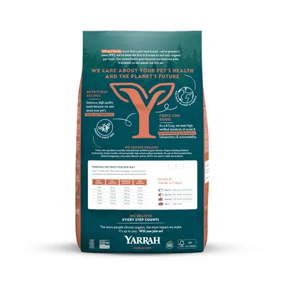 Yarrah, istruzioni di alimentazione giornaliera in inglese con tabella dosi per peso e attività del cane, guida cambio a Yarrah in 7 giorni, claim su salute animale e sostenibilità.