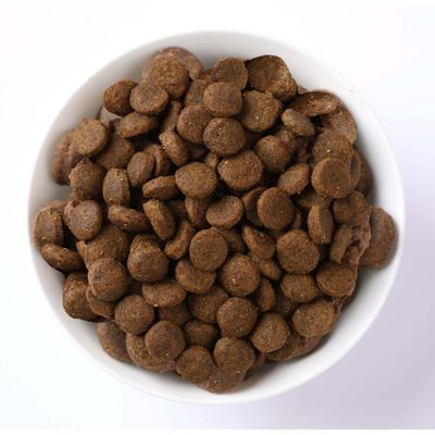 Schale mit braunen, runden Trockenfutter-Pellets. Produktansicht zur Darstellung der Futterform und Größe.