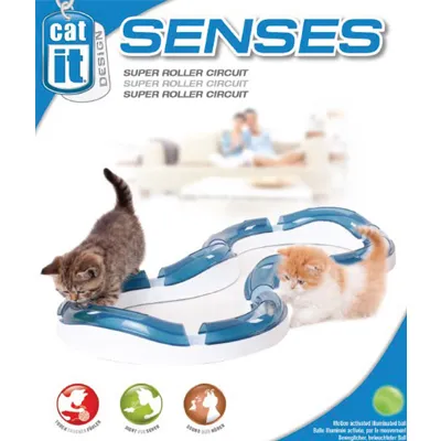 Catit Senses Super Roller Circuit kahdella leikkivällä kissalla. Tuoteominaisuudet: edistää fyysistä aktiivisuutta, stimuloi aisteja, tarjoaa viihdettä kissoille.