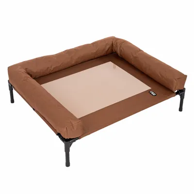 Lit pour chien surélevé avec cadre en métal noir, surface centrale en tissu beige et rebords rembourrés marron, étiquette visible avec le nom 'PFC'.