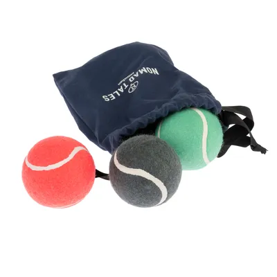 Trois balles de tennis colorées (rouge, gris, vert) partiellement sorties d’un sac bleu avec texte visible : NOMADALES Adventure.