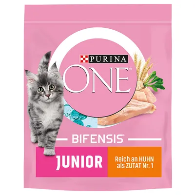Purina ONE Bifensis Junior kattmat, rik på kyckling som ingrediens nr 1, rosa förpackning med bild av en kattunge och ingredienser som kyckling, vete och persilja.