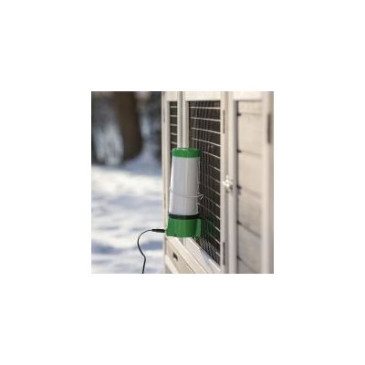 Podgrzewany poidło z zieloną pokrywą, zamontowane na zewnętrznej klatce dla zwierząt, przewód zasilający podłączony do urządzenia.