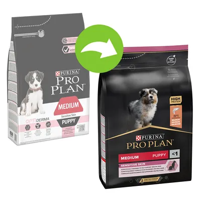 Două ambalaje hrană pentru căței Purina Pro Plan Medium Puppy Sensitive Skin, cu săgeată verde indicând schimbarea designului. Text vizibil: HIGH PROTEIN, NO1 SALMON, OPTIDERMA. Două ambalaje hrană pentru căței Purina Pro Plan Medium Puppy Sensitive Skin, cu săgeată verde indicând schimbarea designului. Text vizibil: HIGH PROTEIN, NO1 SALMON, OPTIDERMA.