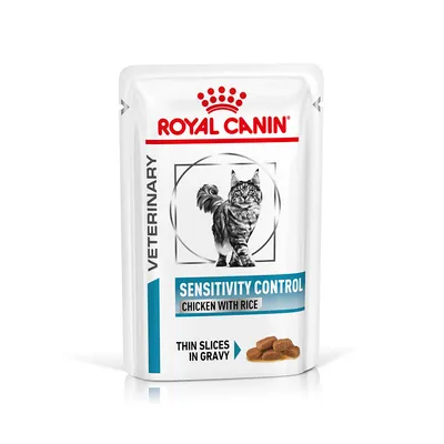 Royal Canin Veterinary Sensitivity Control, Chicken with Rice, dünne Stücke in Sosse. Verpackung mit Katzenbild.