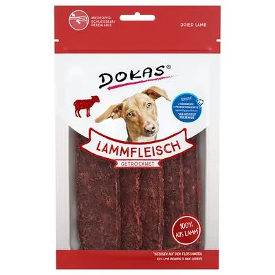 DOKAS Lammfleisch gedroogd, verpakking met zichtbare lamsvleesrepen. Tekst: 100% aus Lamm, wiederverschließbar, getrocknet, dried lamb. Hond en lam symbool op de verpakking.