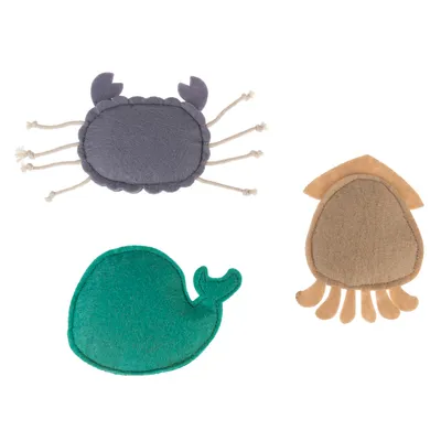 Tre giocattoli in tessuto a forma di animali: granchio grigio con gambe di corda, balena verde e polpo marrone. Adatti per pet.