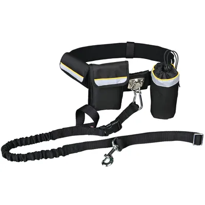 Schwarzer Laufgürtel mit Taschen, Trinkflaschenhalter und elastischer Hundeleine mit Karabinerhaken. Reflektierende Streifen für bessere Sichtbarkeit.