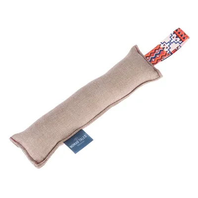 Prostokątny beżowy worek z tkaniny z kolorową pętlą i metką z napisem NOMAD TALES. Materiał tekstylny, widoczny wzór na uchwycie. Prostokątny beżowy worek z tkaniny z kolorową pętlą i metką z napisem NOMAD TALES. Materiał tekstylny, widoczny wzór na uchwycie.