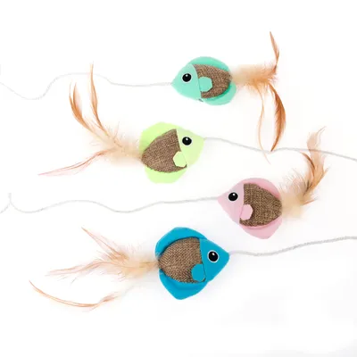 Cuatro ratones de juguete coloridos con plumas y cuerdas, colores: verde, azul, rosa y turquesa. Adecuados para juego interactivo.