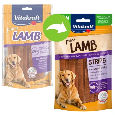 Две опаковки Vitakraft pure LAMB с ленти от агнешко месо, показващи промяна в дизайна. Видим текст: 100 %, STRIPS, без зърнени, без добавки, TOP MARKE. Две опаковки Vitakraft pure LAMB с ленти от агнешко месо, показващи промяна в дизайна. Видим текст: 100 %, STRIPS, без зърнени, без добавки, TOP MARKE.