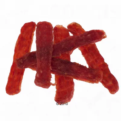 Mehrere rote, längliche Fleischstreifen als Snack nebeneinander angeordnet.