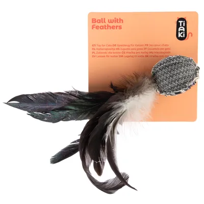 Tiaki labda tollakkal. Játék macskáknak, többnyelvű leírás narancssárga kártyán. Tiaki labda tollakkal. Játék macskáknak, többnyelvű leírás narancssárga kártyán.