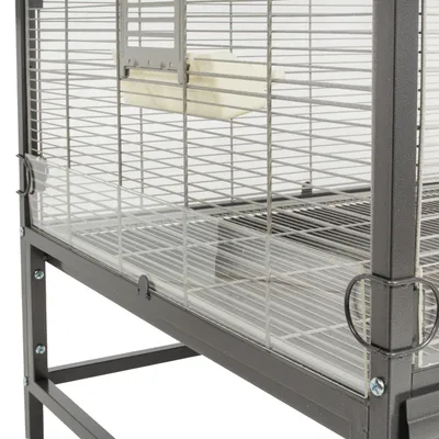 Metalen kooi met traliewanden, plexiglasbescherming en uitneembare bodembak. Geschikt voor kleine dieren of vogels.