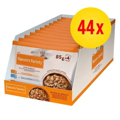 Nature's Variety Bites in Gravy, lot de 44 sachets de 85 g, avec poulet et saumon. Texte visible : 44x, with chicken, with salmon, complete & balanced.