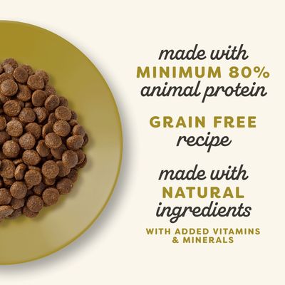Tekst w języku angielskim: made with minimum 80% animal protein, grain free recipe, made with natural ingredients, with added vitamins & minerals. Obok miska z suchą karmą.