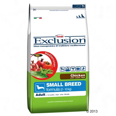 Dorado Exclusion Small Breed formula (2–10 kg), Adult >12 months, Chicken. Linie monoproteică de tradiție mediteraneană. Ambalaj 12,5 kg. Produs în Italia. Text în engleză și italiană.