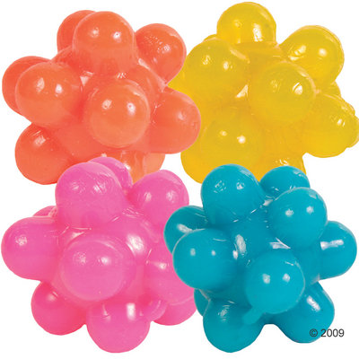 Fire farverige bolde af plast i orange, gul, pink og blå med nopret overflade. Fire farverige bolde af plast i orange, gul, pink og blå med nopret overflade.