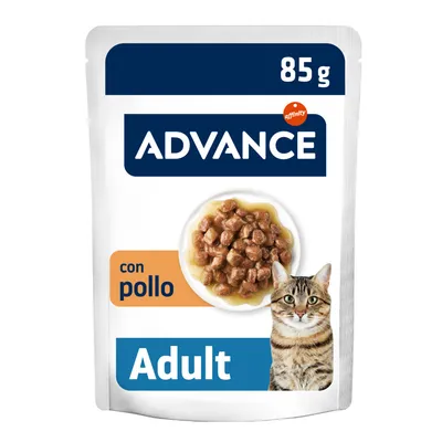 Advance Adult con pollo, 85 g. Sobre de comida húmeda para gatos adultos, imagen de trozos en salsa y un gato en el envase. Marca Affinity visible.