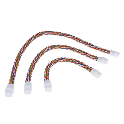 Quatre perchoirs tressés multicolores de tailles différentes avec embouts blancs, matériau corde et plastique, disposés en éventail sur fond blanc. Quatre perchoirs tressés multicolores de tailles différentes avec embouts blancs, matériau corde et plastique, disposés en éventail sur fond blanc.