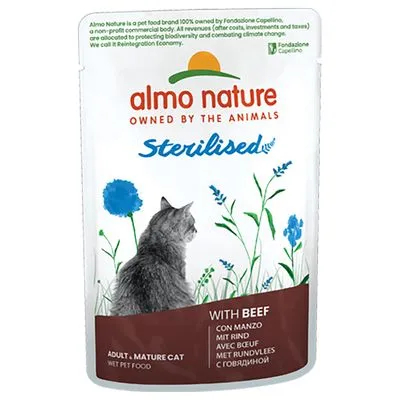 almo nature Sterilised natvoer voor volwassen, oudere kat met rundvlees. Tekst: WITH BEEF, ADULT . MATURE CAT, WET PET FOOD. Afbeelding van grijze kat en bloemen. almo nature Sterilised natvoer voor volwassen, oudere kat met rundvlees. Tekst: WITH BEEF, ADULT . MATURE CAT, WET PET FOOD. Afbeelding van grijze kat en bloemen.