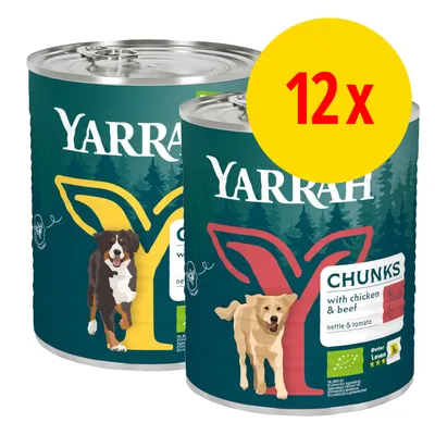 Lot de 12 boîtes Yarrah Chunks pour chien, visible : étiquette 'with chicken & beef', ortie & tomate, labels bio et Beter Leven, illustrations de chiens sur l’emballage.