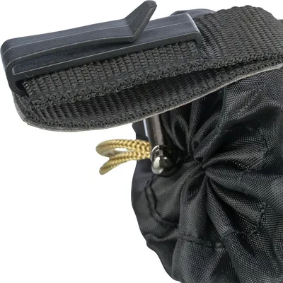 Gros plan sur une sangle noire en nylon avec fermeture à clip en plastique et cordon de serrage jaune, partie d’un accessoire textile pour animaux.