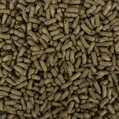 Närbild av bruna, pressade pellets som djurfoder.