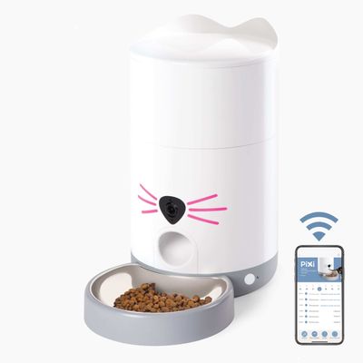 Automatisk foderautomat med kamera, WiFi-symbol og smartphone-app-styring. Foderskål med tørfoder synlig.