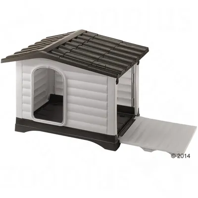 Niche pour chien en plastique rigide, toit noir imitation tuiles, porte ouverte et rampe d’accès. Aucun logo ou texte visible sur le produit.