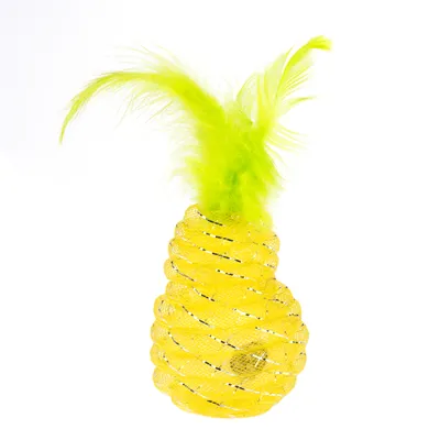 Jouet pour chat en forme d’ananas jaune, maille plastique avec spirale argentée et plumes jaunes sur le dessus, balle visible à l’intérieur.