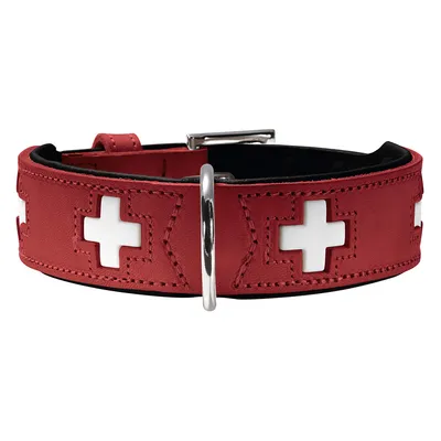 Rotes Hundehalsband mit weissen Kreuzmotiven und silberner Schnalle.