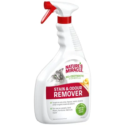 Spray Nature's Miracle Bio-Enzymatic Formula Stain & Odour Remover, etichetta con immagine di gatto e testo in inglese su utilizzo per tappeti, pavimenti, tessuti. Flacone bianco con spruzzatore rosso.