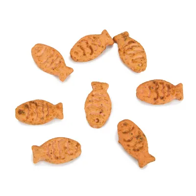 Visvormige snacks in oranje kleur, zichtbaar met gestructureerd oppervlak. Aantal: 8 stuks.