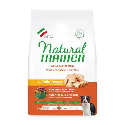 Natural Trainer Daily Nutrition Medium Adult >12 Mesi hondenvoer, met Pollo Fresco. Benessere intestinale, supporta la sua vitalità. 3kg zak, afbeelding van hond en kipstukjes zichtbaar.