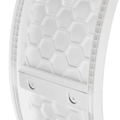 Surface en plastique blanc avec motif hexagonal et deux fixations métalliques visibles, vue rapprochée d’un élément structurel ou accessoire pour animaux.