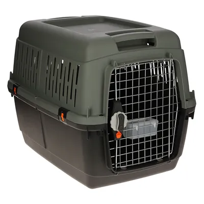 Transportín de plástico con puerta de rejilla metálica, ranuras de ventilación laterales y cierre de seguridad. Apto para el transporte de mascotas.