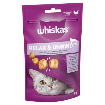 Whiskas Relax & Unwind con pollo, 45g. Con aminoácido calmante para la relajación. El envase muestra un gato bajo una manta y trozos de snack.