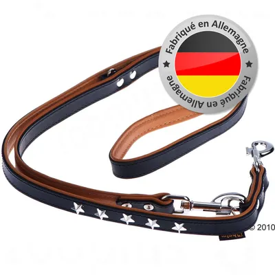 Laisse pour chien en cuir noir et marron avec étoiles métalliques, mousqueton argenté. Badge visible : Fabriqué en Allemagne avec drapeau allemand.