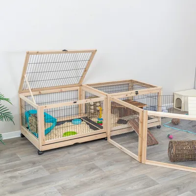 Holzgehege mit Metall-Gitterwänden, offenem Deckel und Zubehör wie Futternapf, Spielzeug und Tunnel. Geeignet für Kleintiere. Mehrere Abschnitte verbunden durch Gittertüren.
