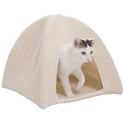 Weisses Katzenzelt aus weichem Stoff mit einer Katze, die durch den Eingang schaut.