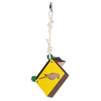 Jouet suspendu en corde, bois et carton avec perles vertes et plaque jaune découpée en forme d’oiseau, crochet métallique pour fixation visible en haut.