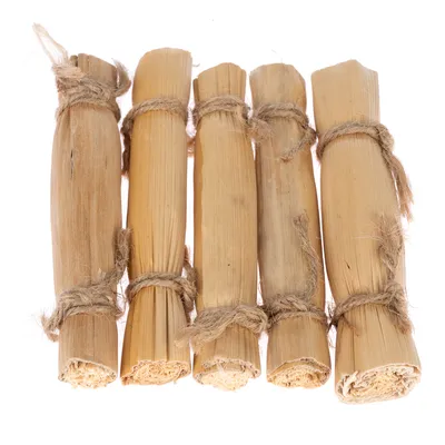 Lot de 5 bâtonnets en bois naturel, liés avec de la ficelle, présentés côte à côte sur fond blanc. Aucun texte ou marque visible. Lot de 5 bâtonnets en bois naturel, liés avec de la ficelle, présentés côte à côte sur fond blanc. Aucun texte ou marque visible.