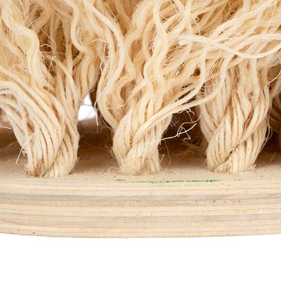 Nahaufnahme von gedrehten Naturfaserseilen auf einer Holzplatte, geeignet für Kratzbaum oder Spielzeugmaterial.